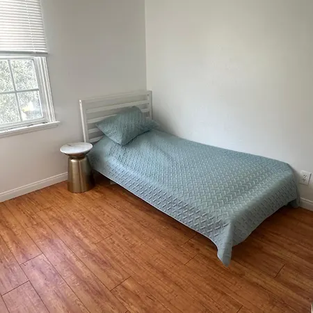Cute Room In Best Area Of Hollywood
